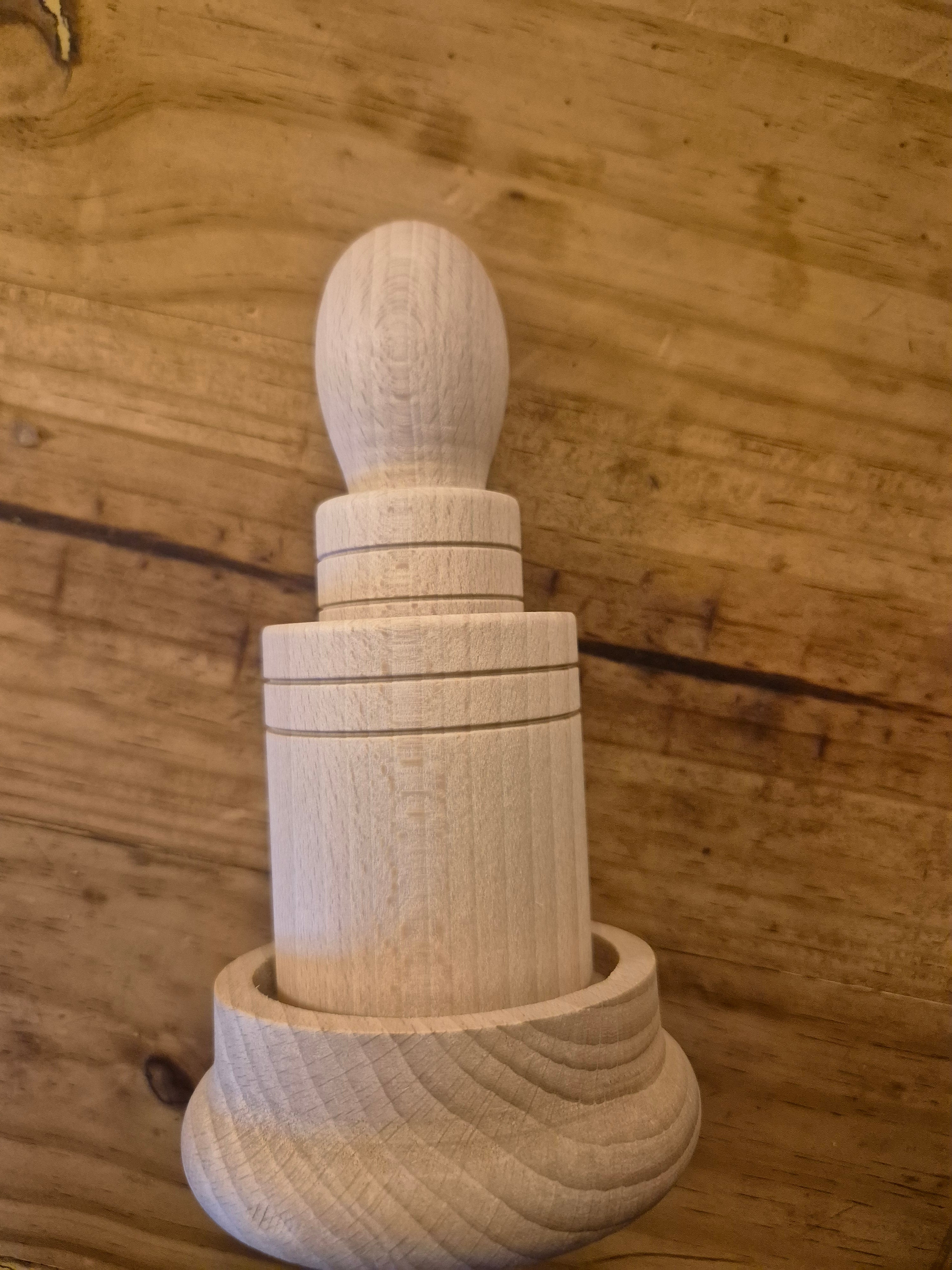 Paper pot press in 2 sizes.