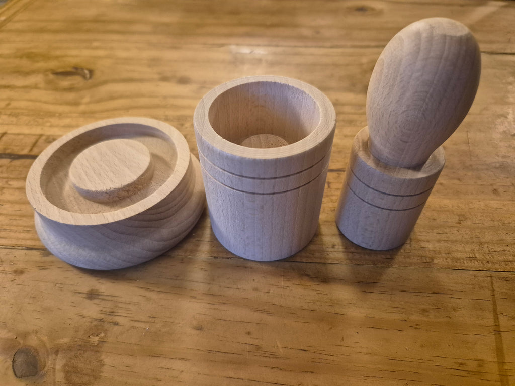 Paper pot press in 2 sizes.